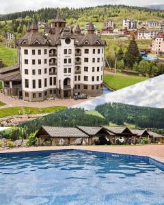 dos fotos de un gran edificio y una piscina en Mardan Palace SPA Resort, en Bukovel