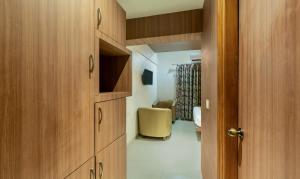 バンガロールにあるItsy Hotels Hiland Suitesのバスルーム(木製キャビネット、椅子付) +17枚の写真