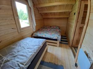 widok na sypialnię w małym domku w obiekcie Świerkowe Siedlisko w Węgorzewie