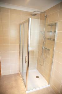 Lake District National Park的住宿－Millbrook Lodge，浴室里设有玻璃门淋浴