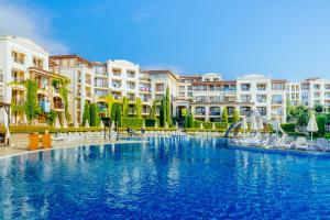 The swimming pool at or close to Green Life Apartments Sozopol