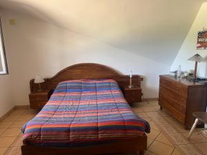 1 dormitorio con 1 cama y vestidor en Villa TANA Ryder Cup 2023 Marco Simone Golf Club at 6 kilometres, en Fonte Nuova