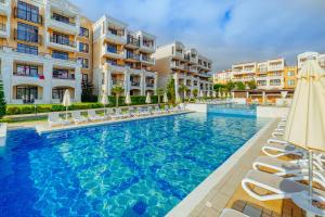 The swimming pool at or close to Green Life Apartments Sozopol