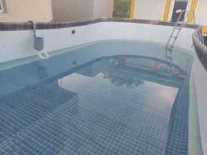 piscina con pavimento piastrellato blu di Отель Маленький Рай a Zatoka