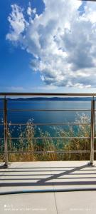 Marusici にあるRift Luxury Apartmentsのバルコニーから海の景色を望めます。