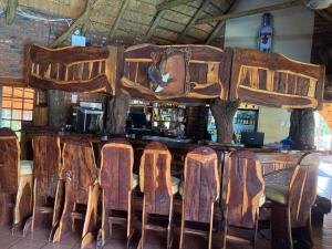 un bar con un montón de sillas delante en Munati B&B en Musina