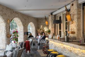 un restaurante con gente sentada en sillas en un bar en Solemare en Bonifacio