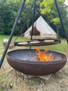 una griglia con cibo sopra un fuoco di Nature's Spectacular a Chew Stoke