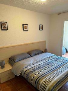 a bedroom with a bed in a room at Appartement, 60m2, 6 couchages avec piscines à Marine de Bravone, Linguizetta, résidence Sognu Di mare Corse in Linguizzetta +14 photos