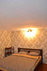ein Schlafzimmer mit einem Bett und einer Lampe an der Wand in der Unterkunft Family & Relax Loft Lake House 