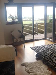 - une chambre avec un lit, une chaise et des fenêtres dans l'établissement Powis Cottage, à Laugharne