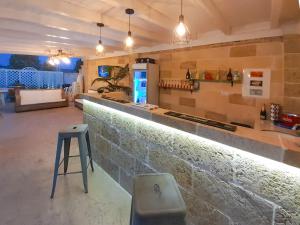 un bar con sgabello e frigorifero di Villa Malea Luxury - Otranto a Giuggianello