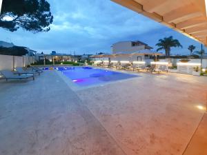 una piscina in un resort di notte di Villa Malea Luxury - Otranto a Giuggianello