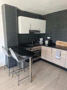 uma cozinha com uma mesa e duas cadeiras em Bel Appartement Agadir Tamourit em Agadir