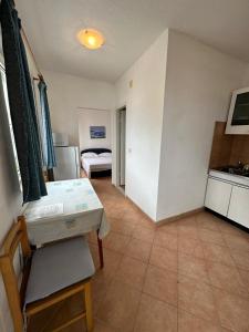 a small room with a kitchen and a bedroom at Apartments Marika in Drasnice