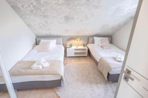 Postel nebo postele na pokoji v ubytování Palmowe Wzgórze Skoszewo - Luksusowe Apartamenty