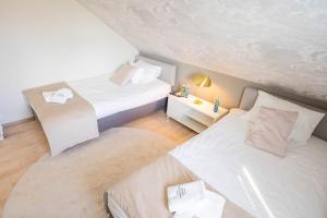 Postel nebo postele na pokoji v ubytování Palmowe Wzgórze Skoszewo - Luksusowe Apartamenty
