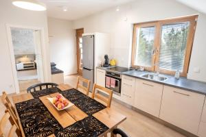 Kuchyň nebo kuchyňský kout v ubytování Palmowe Wzgórze Skoszewo - Luksusowe Apartamenty