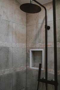 a shower with a glass door and a window at Chalet 2 chambres parking, à 5 min à pieds d'Etretat in Bordeaux-Saint-Clair