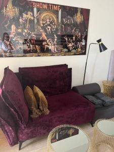 a living room with a purple couch and a mirror at Studio im Herzen von Monte Carlo in Monte Carlo