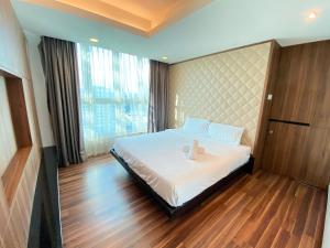 a bedroom with a bed with a candle on it at Verve 2Bedroom 2to6pax Kuala Lumpur near Midvalley MegaMall in Kuala Lumpur