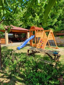 einen Park mit Spielplatz mit Rutsche in der Unterkunft Pensiunea Moldova in Piatra Neamţ