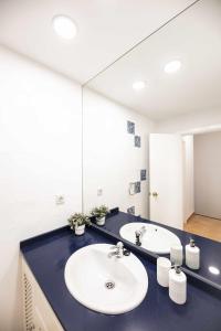 a bathroom with two sinks and a large mirror at Bahía Meloneras Playa 1 in Meloneras