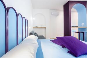 - une rangée d'oreillers dans un lit dans l'établissement Archi Rooms Boutique, à Salerne