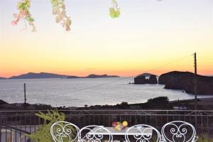una mesa con vistas al océano al atardecer en Villa with Amazing Sea View en Moutsouna