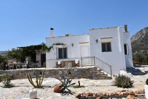 una casa blanca con una escalera delante en Villa with Amazing Sea View, en Moutsoúna