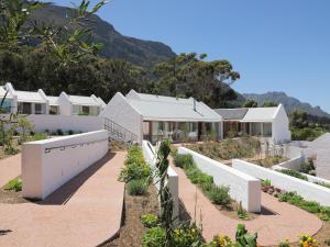 um jardim com cercas brancas e plantas em Umoya Boutique Hotel & Villas em Cidade do Cabo