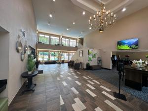 a large lobby with a waiting room and a salon at Quality Inn & Suites Exmore in Exmore