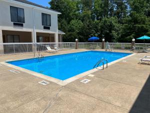 a large swimming pool in front of a building at Quality Inn & Suites Exmore in Exmore