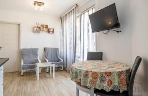 Televízia a/alebo spoločenská miestnosť v ubytovaní Inftour President 3 Apartamento