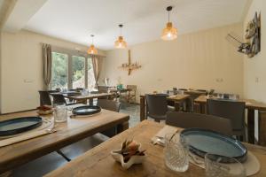 una sala da pranzo con tavoli e sedie in legno di BnB Il Grecale a Lacona