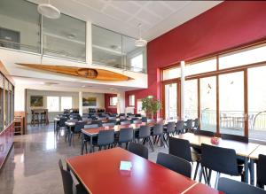 une grande salle à manger avec des tables et des chaises dans l'établissement Youth Hostel Lultzhausen, à Lultzhausen