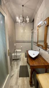 y baño con lavabo y bañera. en Boadream - Lussuoso appartamento in centro storico, en Parma