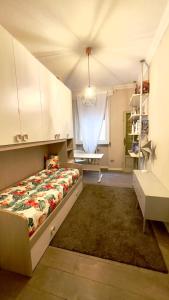 1 dormitorio con cama, escritorio y ventana en Boadream - Lussuoso appartamento in centro storico, en Parma
