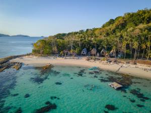 een luchtzicht op een strand met mensen in het water bij Isla - The Island Experience in El Nido