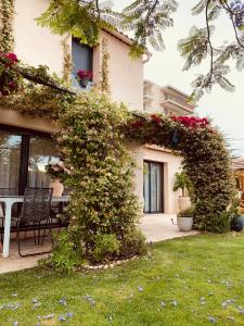 Un bâtiment avec un bouquet de fleurs sur lui dans l'établissement Villa Elimia, à Antibes