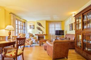 uma sala de estar com um sofá e uma mesa em Luderna - Apartamento D3 Creu de Canillo em Canillo