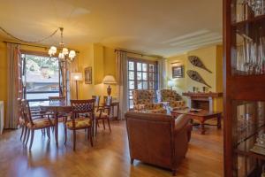 uma sala de estar com mesa e cadeiras em Luderna - Apartamento D3 Creu de Canillo em Canillo