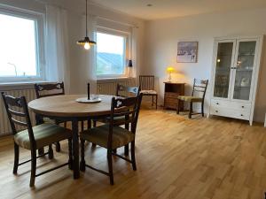 a dining room with a table and chairs at Fantastisk havudsigt tæt på centrum in Tórshavn