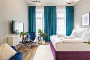 ヴロツワフにあるHotel Sofia by The Railway Station Wroclawの大きなベッドとテレビのある寝室