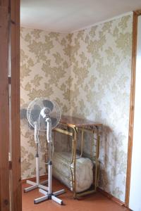 einen Schreibtisch mit Ventilator in einem Zimmer mit Tapete in der Unterkunft Family & Relax Loft Lake House 