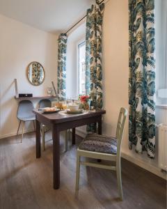 a dining room with a table and chairs and a window at Alte Färberei - Wohnen in der Altstadt in Kulmbach