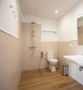 a bathroom with a toilet and a sink at Pensión Roma in Castroverde