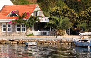 una casa en el agua con barcos delante en Waterfront Cottage, en Marmaris