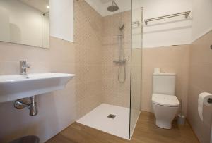 a bathroom with a toilet and a sink and a shower at Pensión Roma in Castroverde
