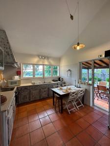 Cozy Villa Cristelo - Family & Friends في Cristelo: مطبخ مع طاولة وكراسي في غرفة